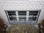 Fenstergitter am fenster im Untergschoss eines Hauses